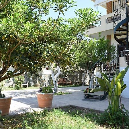 Modern Apartment With Garden 키사모스 외부 사진