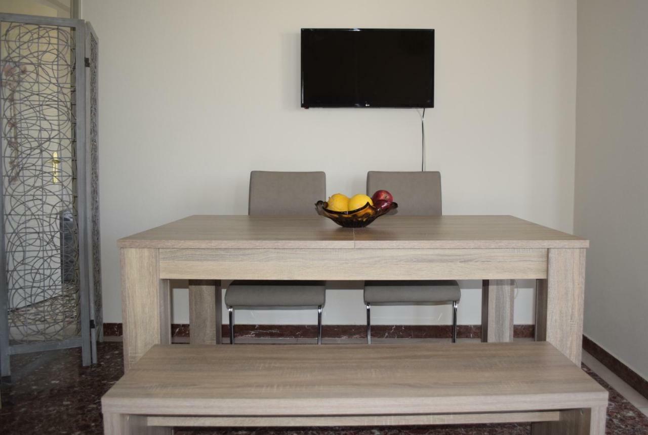 Modern Apartment With Garden 키사모스 외부 사진
