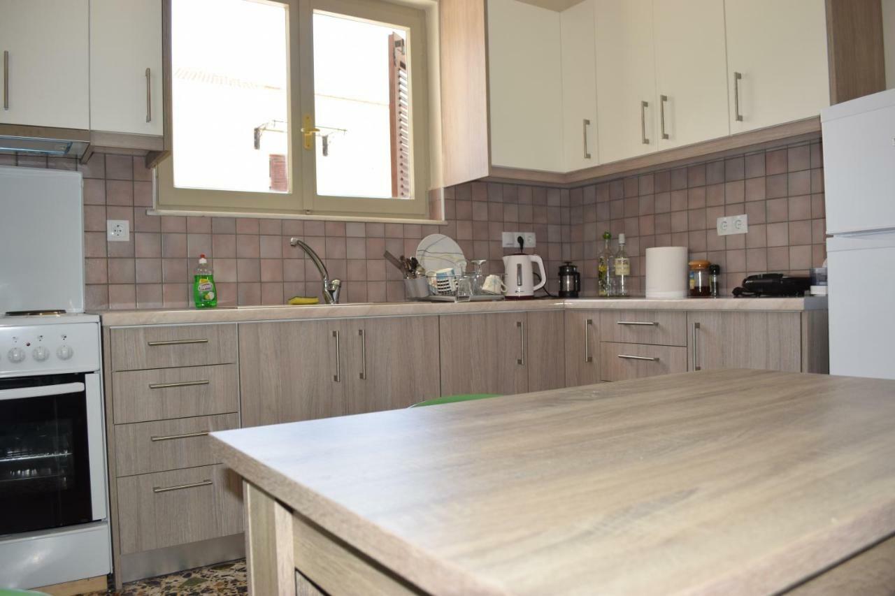 Modern Apartment With Garden 키사모스 외부 사진